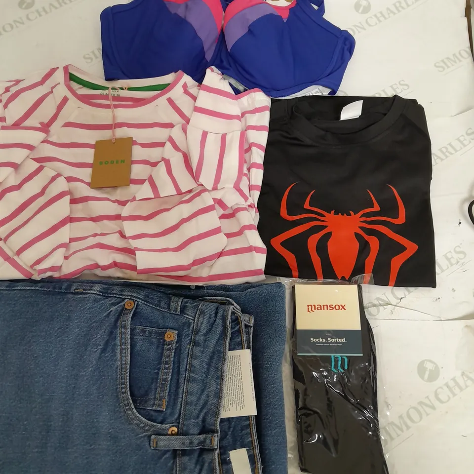 BOX OF APPROXIMATELY 22 ASSORTED CLOTHING ITEMS TO INCUDE - BIKINI TOP - T-SHIRT - JEANS ETC