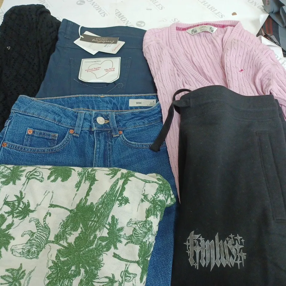 LARGE QUANTITY OF ASSORTED CLOTHING ITEMS TO INCLUDE CREW CLOTHING, M&S AND PRIMARK