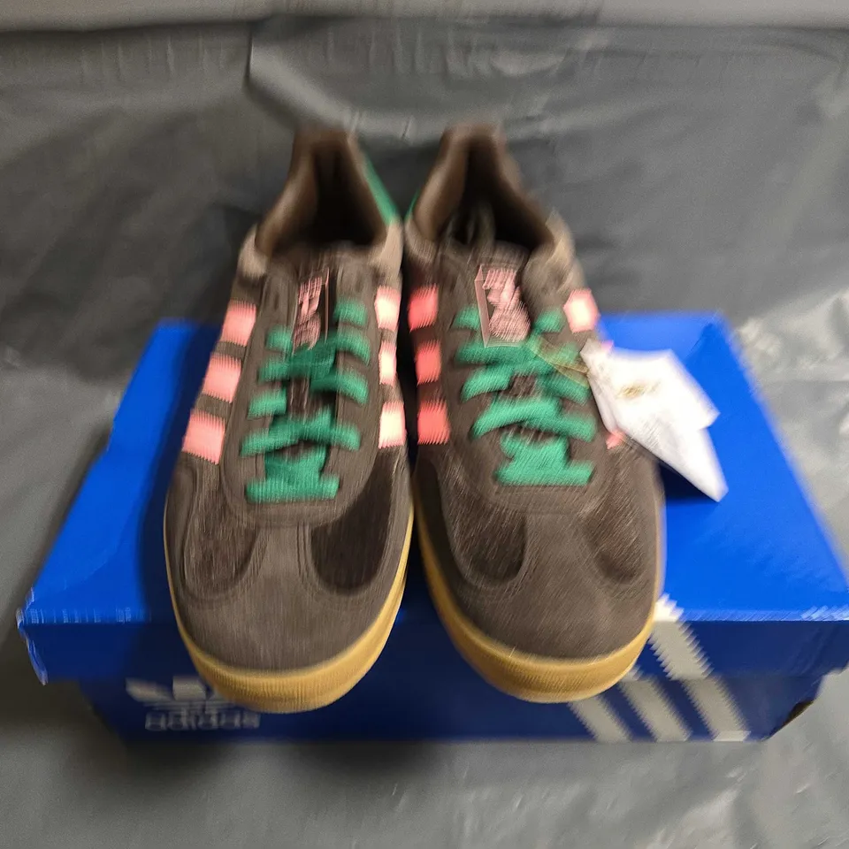 BOXED PAIR OF ADIDAS WOMENS GAZELLE INDDOR TRAINERS - UK SIZE 7 