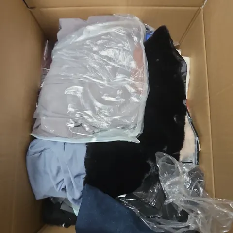APPROXIMATELY 20 ASSORTED CLOTHING ITEMS IN VARIOUS SIZES, STYLES AND COLOURS