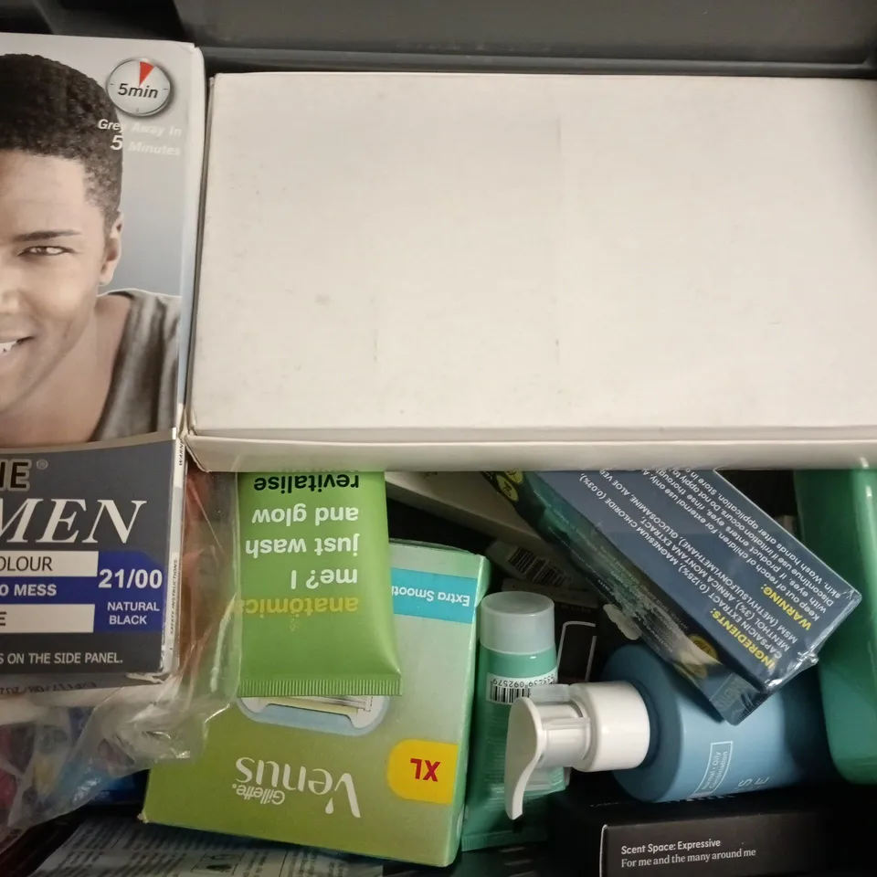 APPROXIMATELY 20 ASSORTED COSMETIC ITEMS TO INCLUDE PLIX, PAULA'S CHOICE, CAPSA CARE, ETC - COLLECTION ONLY