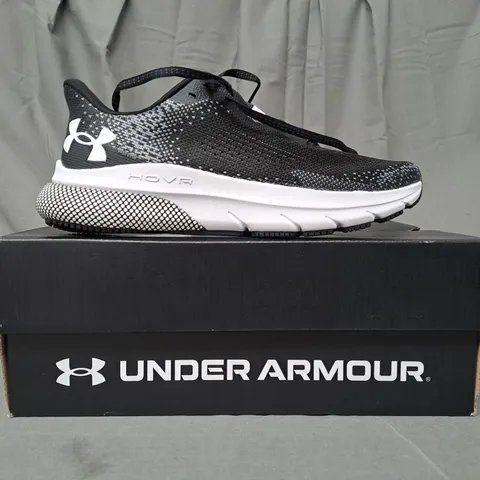 BOXED PAIR OF UNDER ARMOUR HOVR TURBULENCE 2 SHOES IN BLACK/GREY UK SIZE 6.5