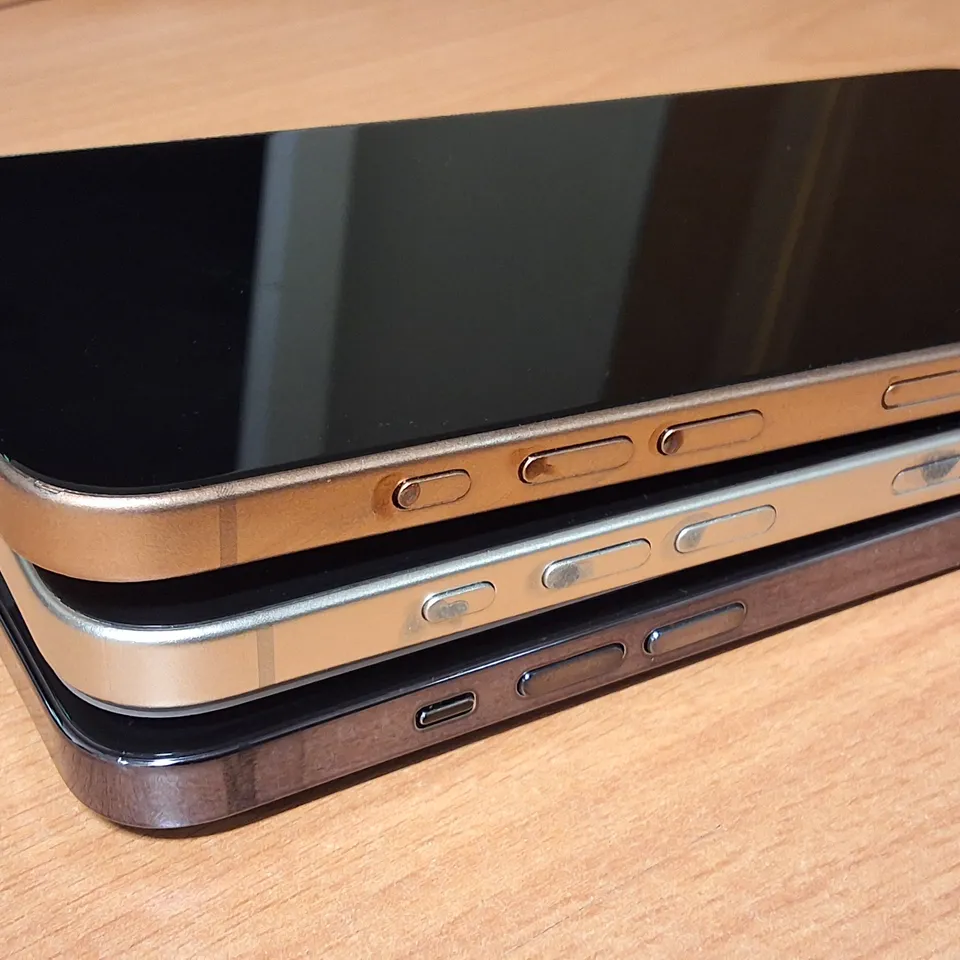 LOT OF 3 ASSORTED APPLE DUMMY DISPLAY PHONES