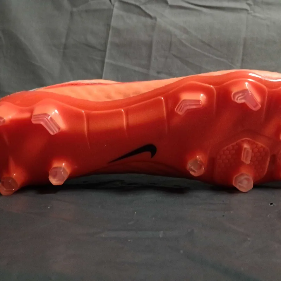 UNBOXED PAIR OF NIKE HYPERVENOM FOOTBALL BOOTS – SIZE UNSPECIFIED