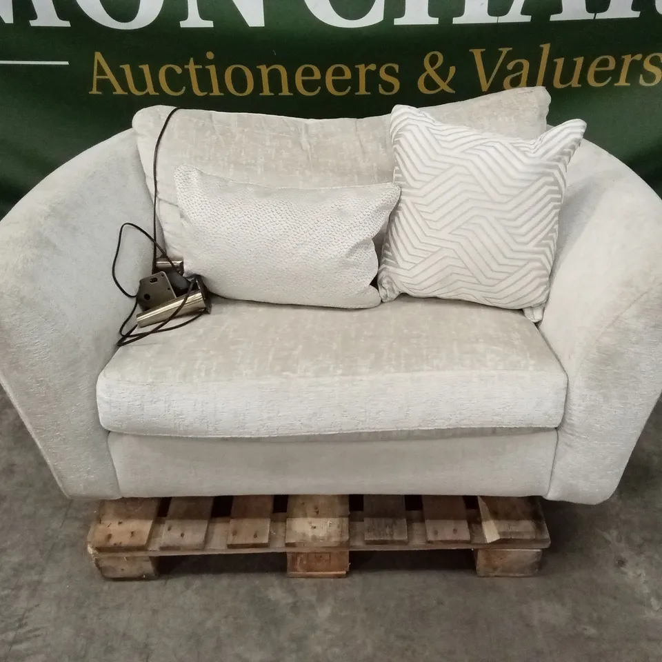 QUALITY DESIGNER FABRIC UPHOLSTERED POWER RECLINER SNUGGLE CHAIR