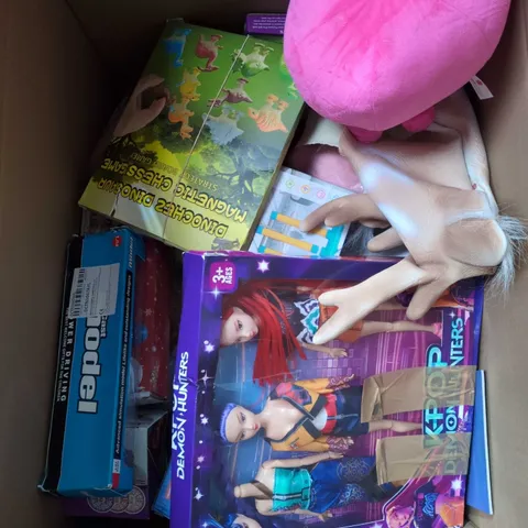 LARGE BOX OF APPROXIMATELY 20 ASSORTED TOYS AND GAMES TO INCLUDE TEDDIES,K POP DEMON HUNTERS AND PARTY MASKS
