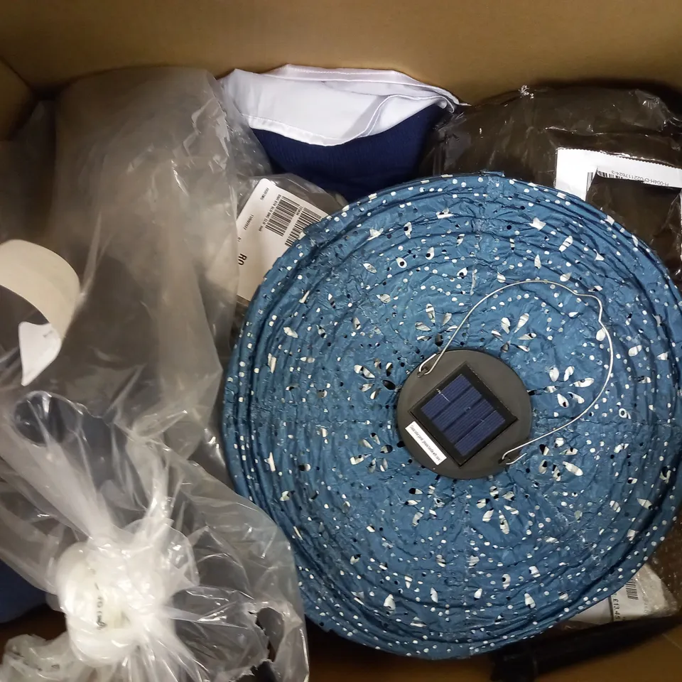 BOX OF APPROXIMATELY 10 ASSORTED HOUSEHOLD ITEMS TO INCLUDE DESIGNER SOLAR STAKE LIGHTS, DESIGNER SLIPPERS IN PINK SIZE UNSPECIFIED, DESIGNER BOND & SEALER, ETC