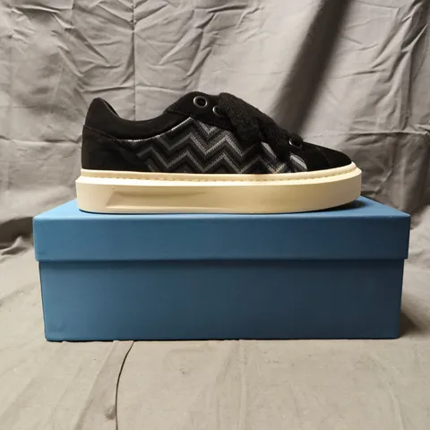 BOXED PAIR OF CLEENS SHOES IN BLACK/GREY SIZE UK 8