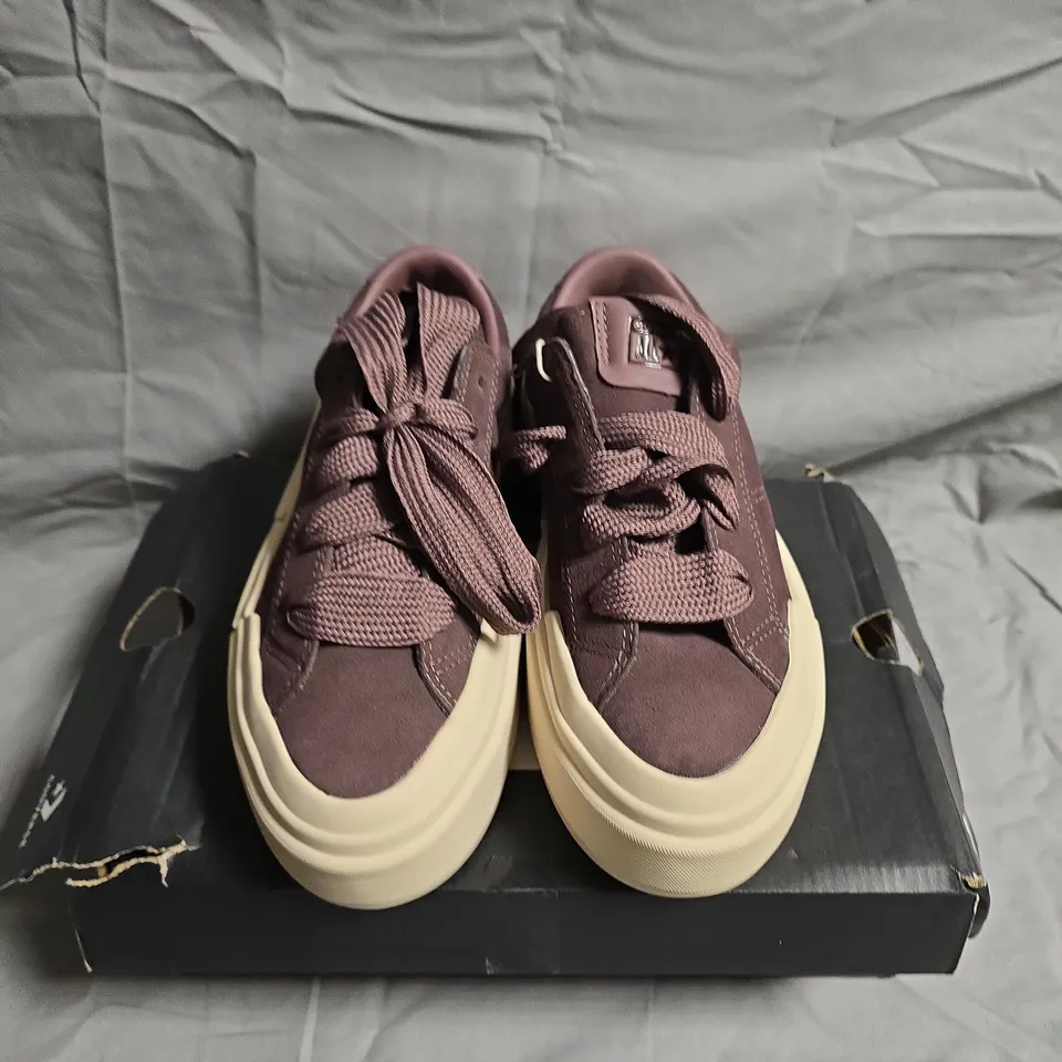 BOXED PAIR OF CONVERSE PLATFORM TRAINERS - UK SIZE 4