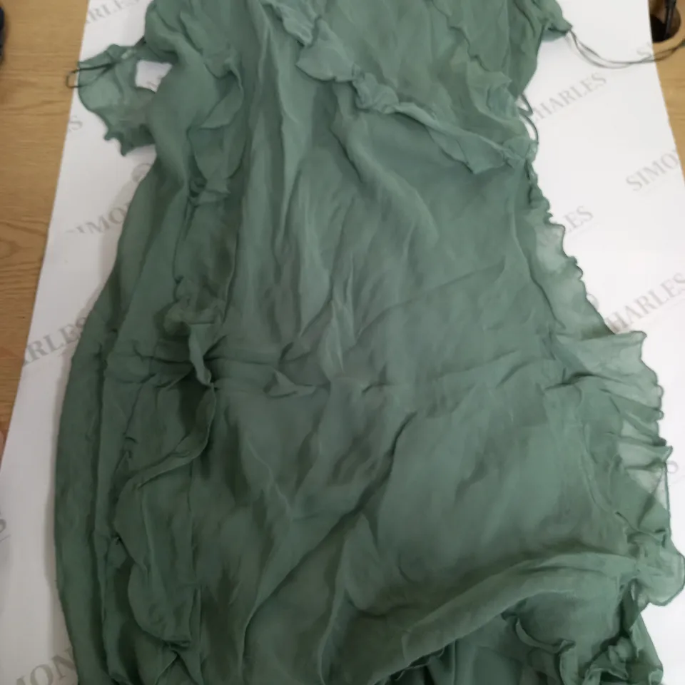 LARGE QUANTITY OF CLOTHING ITEMS TO INCLUDE , SWEATERS, JEANS, T-SHIRTS, ETC
