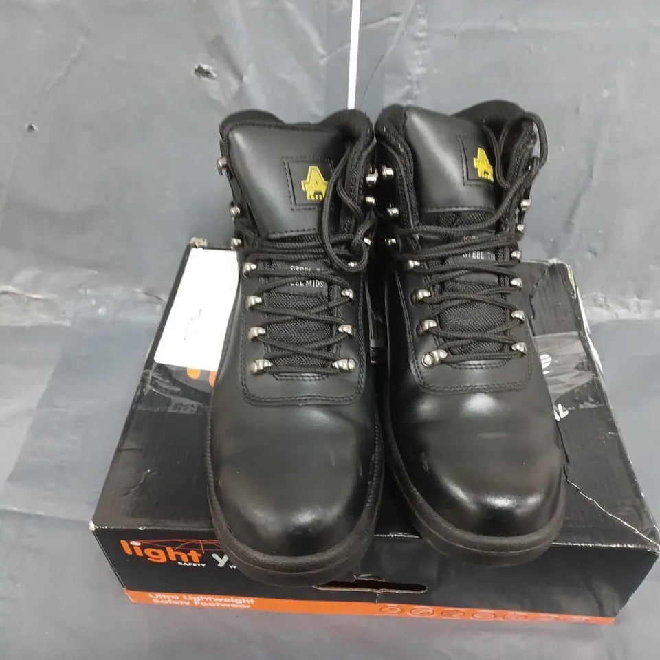 BOXED PAIR OF AMBLERS MENS FS218 WATERPROOF LACE UP SAFETY BOOT - BLACK SIZE 7