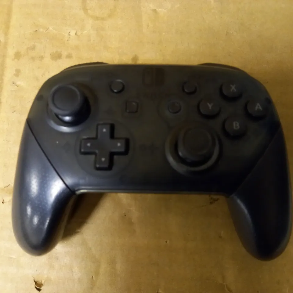 NINTENDO SWITCH PRO CONTROLLER - BLACK