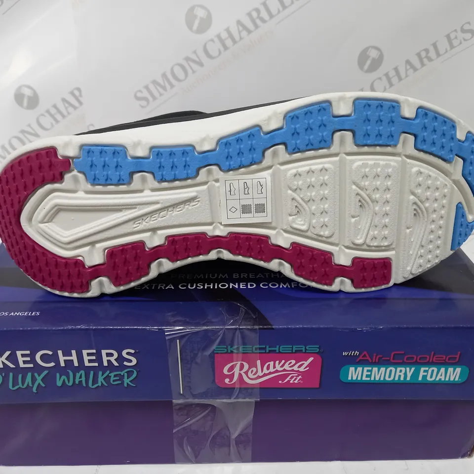 BOXED PAIR OF SKECHERS WALKER FRESH TRAINERS BLACK/PURPLE SIZE 5.5