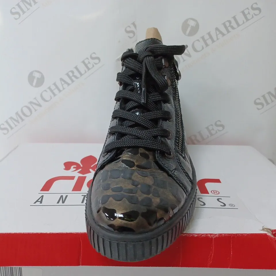 BOXED PAIR OF RIEKER FLEECE LINING BLACK PATENT/BRONZE SIDE ZIP TRAINER BOOTS IN BLACK UK SIZE 5