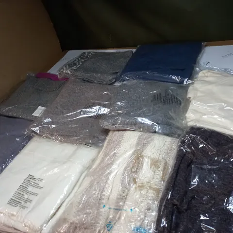 LOT OF APPROX 10 ASSORTED CLOTHING ITEMS IN VARIOUS SIZES