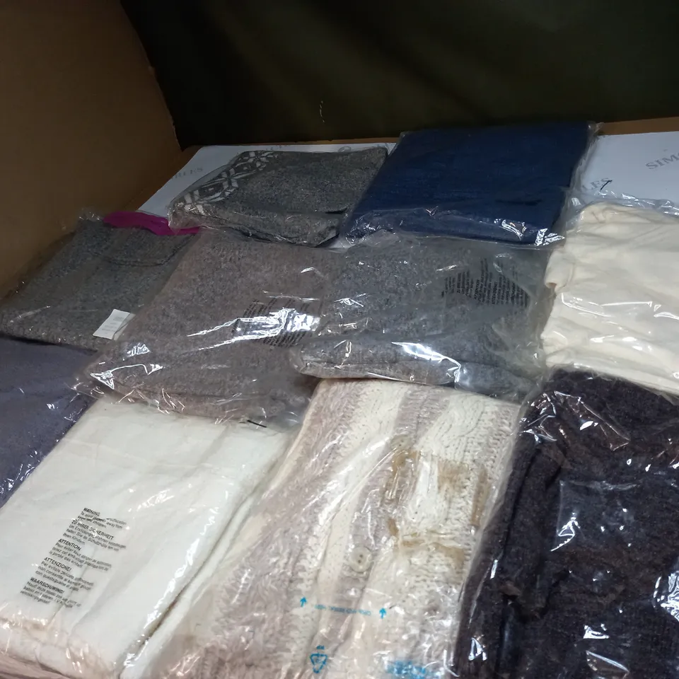 LOT OF APPROX 10 ASSORTED CLOTHING ITEMS IN VARIOUS SIZES