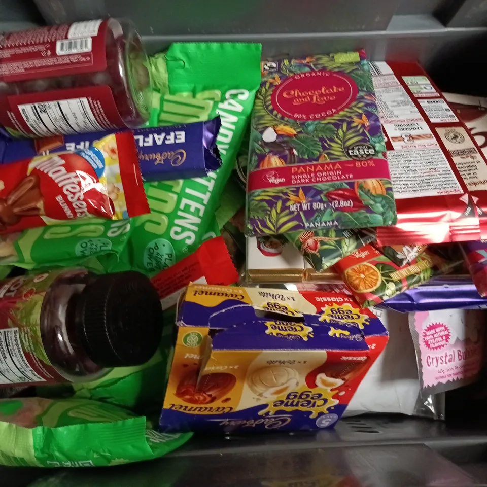 APPROXIMATELY 12 ASSORTED FOOD & DRINK ITEMS TO INCLUDE FRENCH ALMOND CAKES, CADBURY CREME EGG, CANDY KITTENS SMITTENS, ETC - COLLECTION ONLY