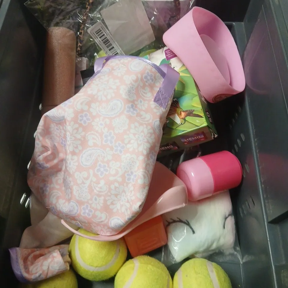 APPROXIMATELY 10 ASSORTED TOYS AND GAMES TO INCLUDE HELLO KITTY MAKE-UP, GLOW MASK, TENNIS BALLS ETC 