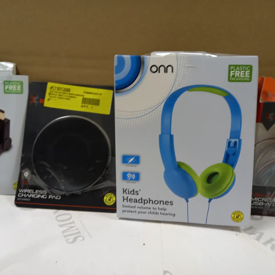 BOX OF APPROXIMATELY 20 ASSORTED HOUSEHOLD ITEMS TO INCLUDE ONN HDMI SWIVEL ADAPTER, BLACKWEB WIRELESS CHARGING PAD, ONN KIDS HEADPHONES, ETC