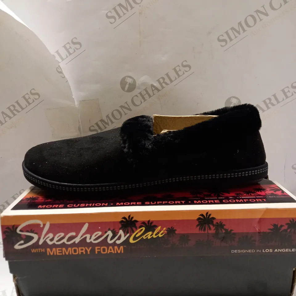 SKECHERS BLACK COSY TOASTY SLIPPERS - SIZE 8