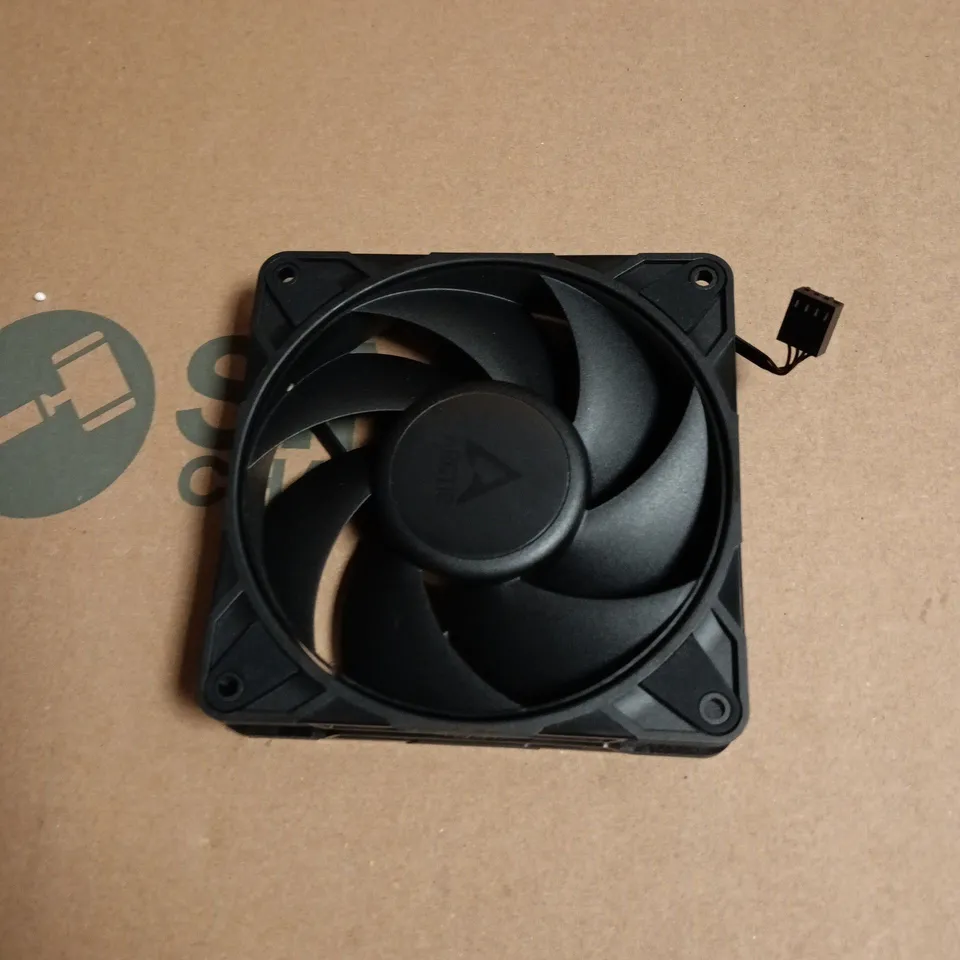 APPROXIMATELY 10 ASSORTED ELECTRICAL ITEMS INCLUDING ARTIC COOLING FAN AND EUFY SECURITY QUICK RELEASE BATTERY PACK 