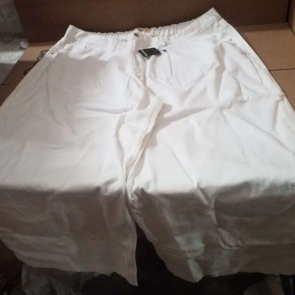 BOX CONTAINING APPROXIMATELY 11 BRAND NEW SIMPLY BE ECRU WIDE LEG JEANS - SIZE 26R