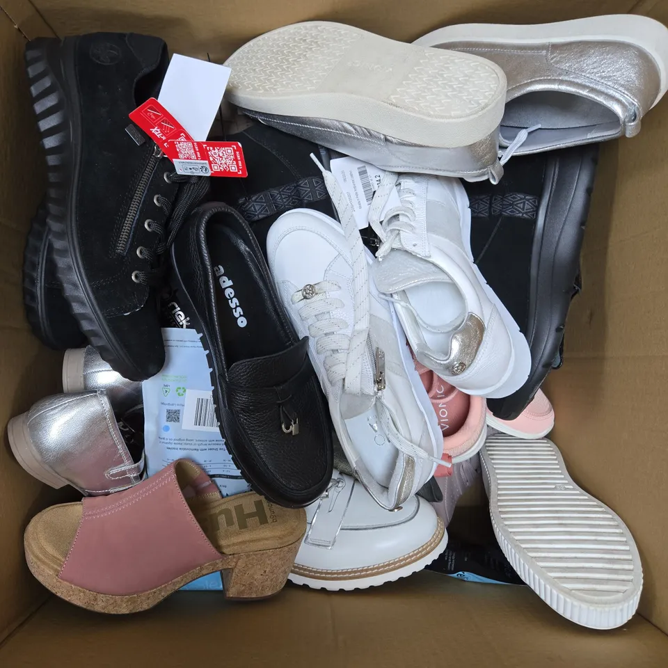 APPROXIMATELY 10 ASSORTED PAIRS OF LOOSE SHOES/TRAINERS IN VARIOUS SIZES 