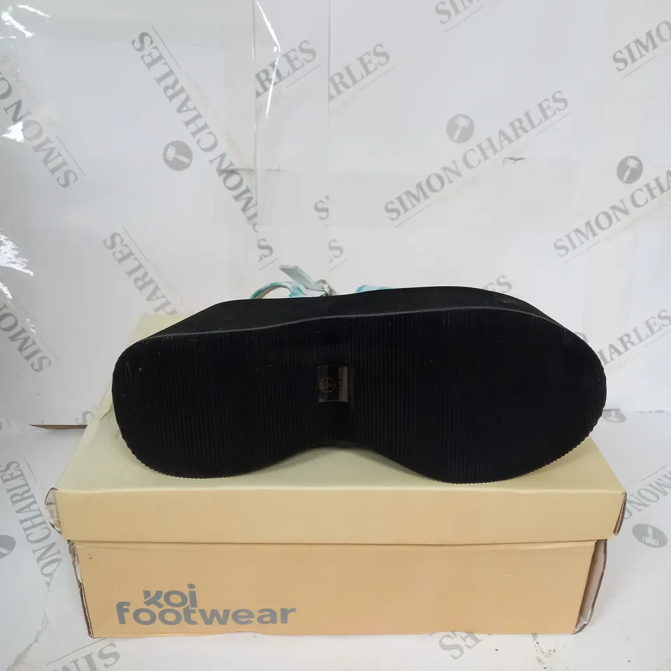 BOXED KOI FOOTWEAR FLYING WHISPERS BLUE PLAID BUTTERFLY SANDALS SIZE 5