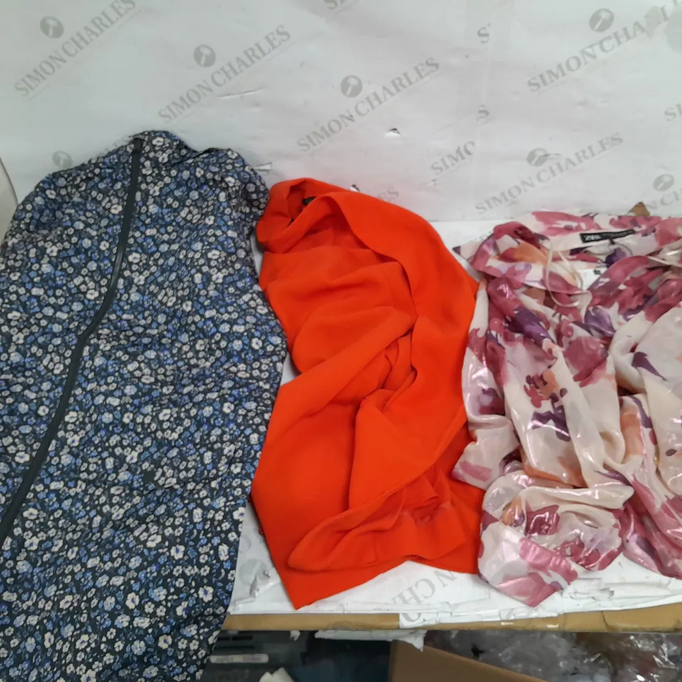 BOX OF APPROXIMATELY 18 ASSORTED ITEMS TO INCLUDE - DRESSES , JUMPERS , AND  T-SHIRTS ETC