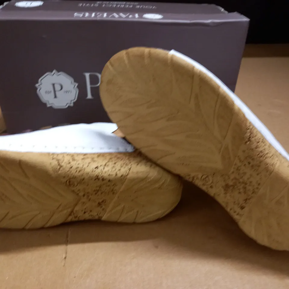 BOXED PAIR OF PAVERS SHOES - 4(37)