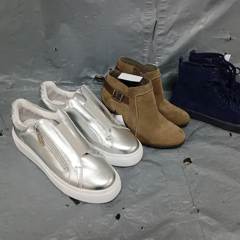 APPROXIMATELY 15 PAIRS OF SHOES IN VARIOUS SIZES, STYLES & COLOURS TO INCLUDE VIONIC, NATURALIZER, CLARKS, ETC