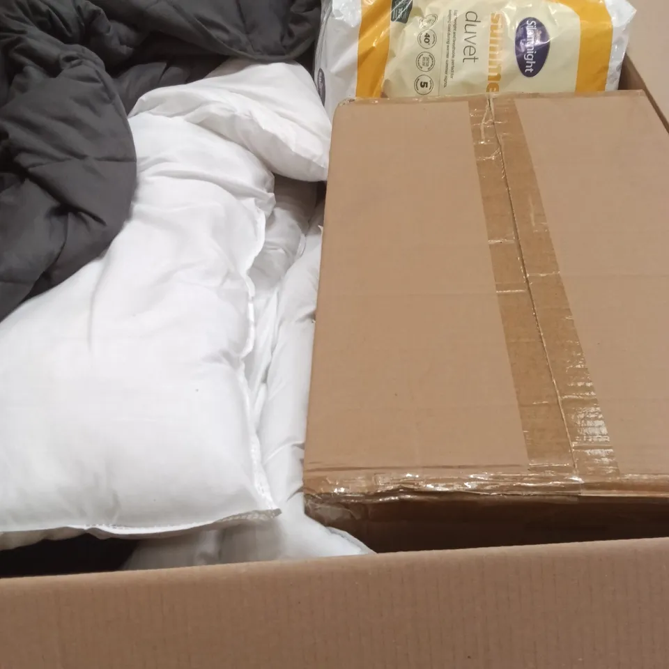 PALLET CONTAINING A LARGE QUANTITY OF SILENT HILL DUVETS AND SIMILAR PRODUCTS ETC