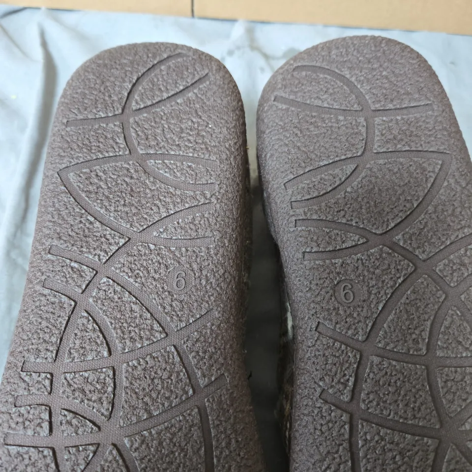 JO & JOE PLAID SLIPPERS WITH FAUX-FUR LINING – UK SIZE 6