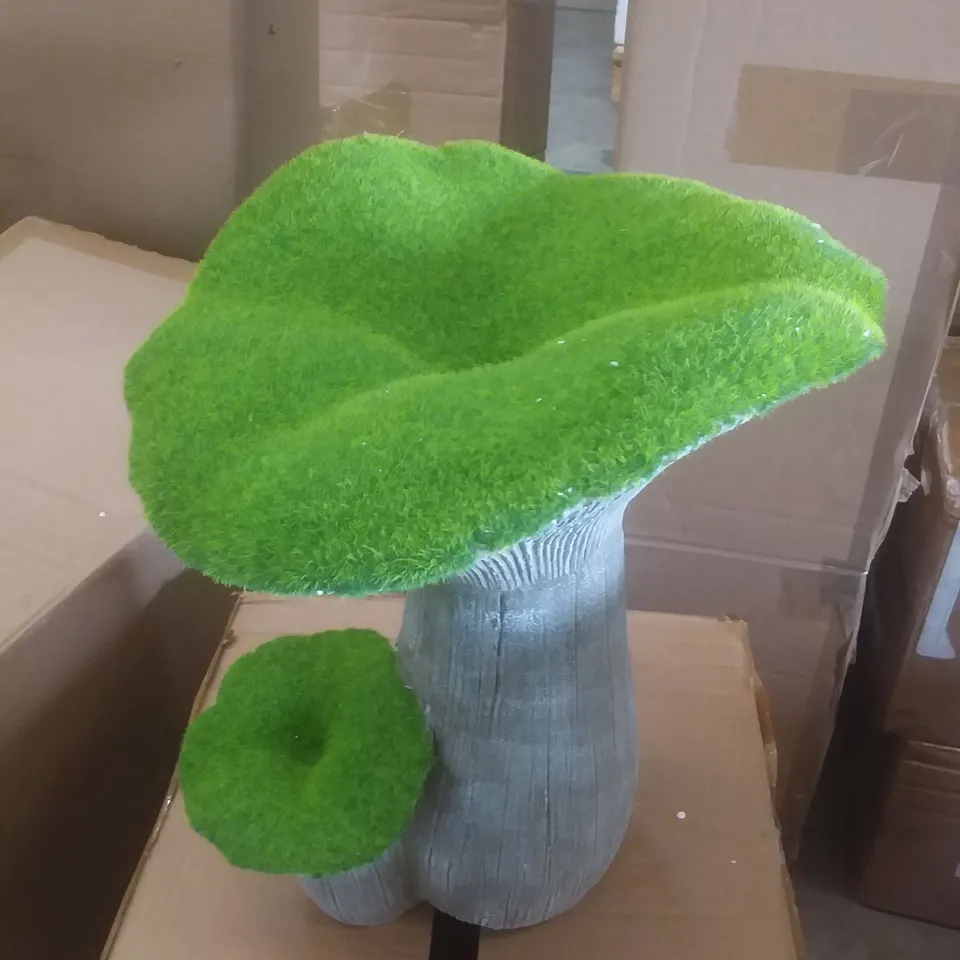 BOXED FAUX MOSS TOADSTOOL