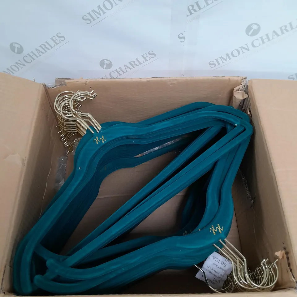 VELVET BLUE HANGER X20 