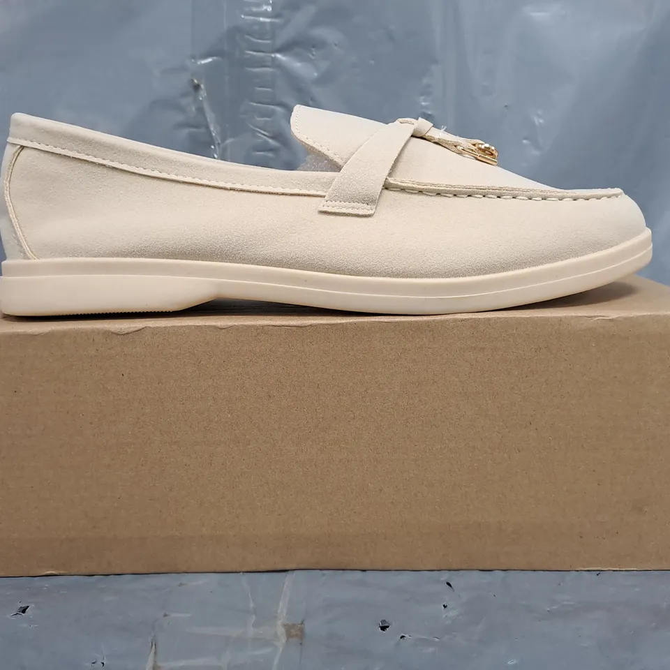 BOXED PAIR OF UNBRANDED LOAFERS IN LIGHT BEIGE SIZE EU 39