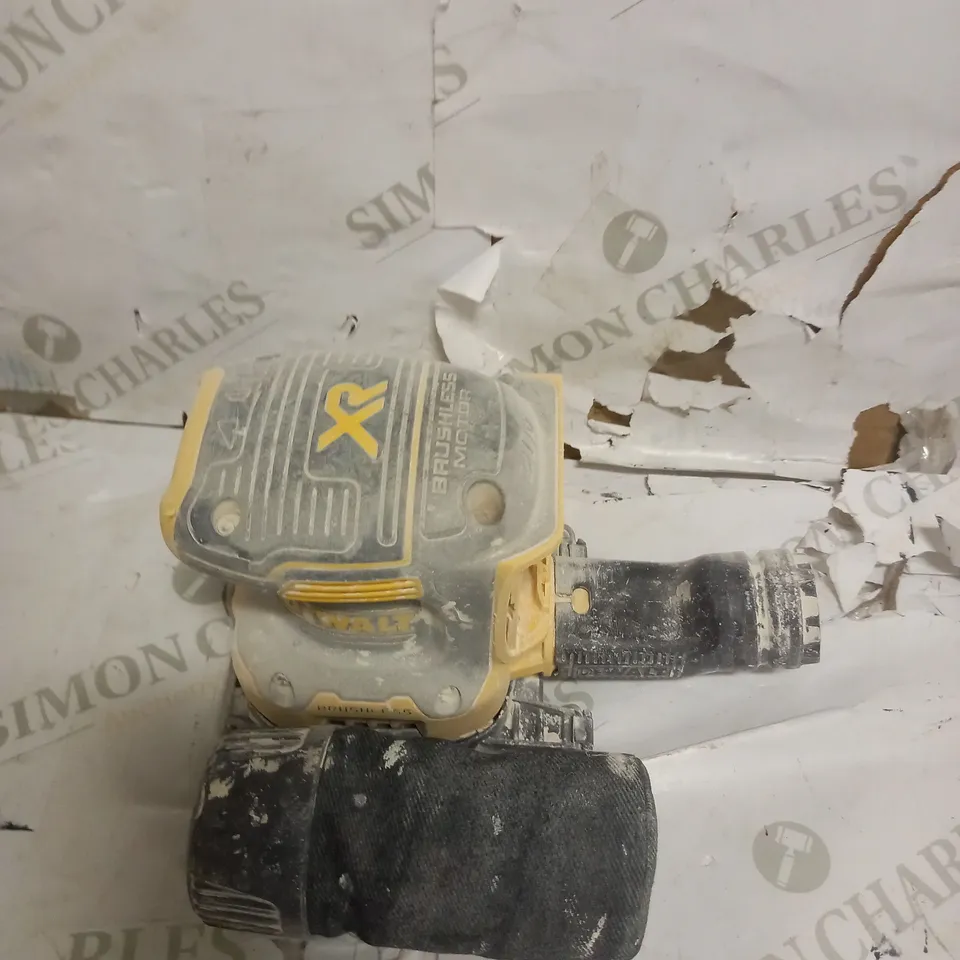 DEWALT DCW200N 18V XR 1/4 SHEET PALM SANDER - BODY
