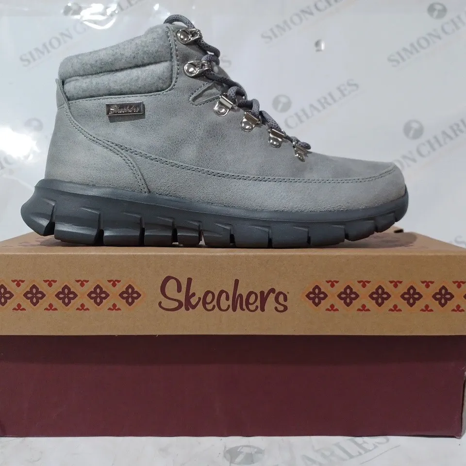 BOXED SKECHERS SYNERGY WARM TECH BOOTS, GREY - SIZE 5 
