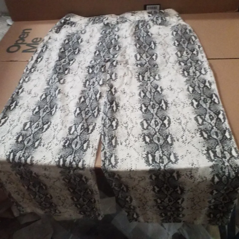 BOX CONTAINING APPROXIMATELY 20 SIMPLY BE OFF WHITE SNAKE PRINT WIDE LEG DENIM JEANS - SIZE 20R