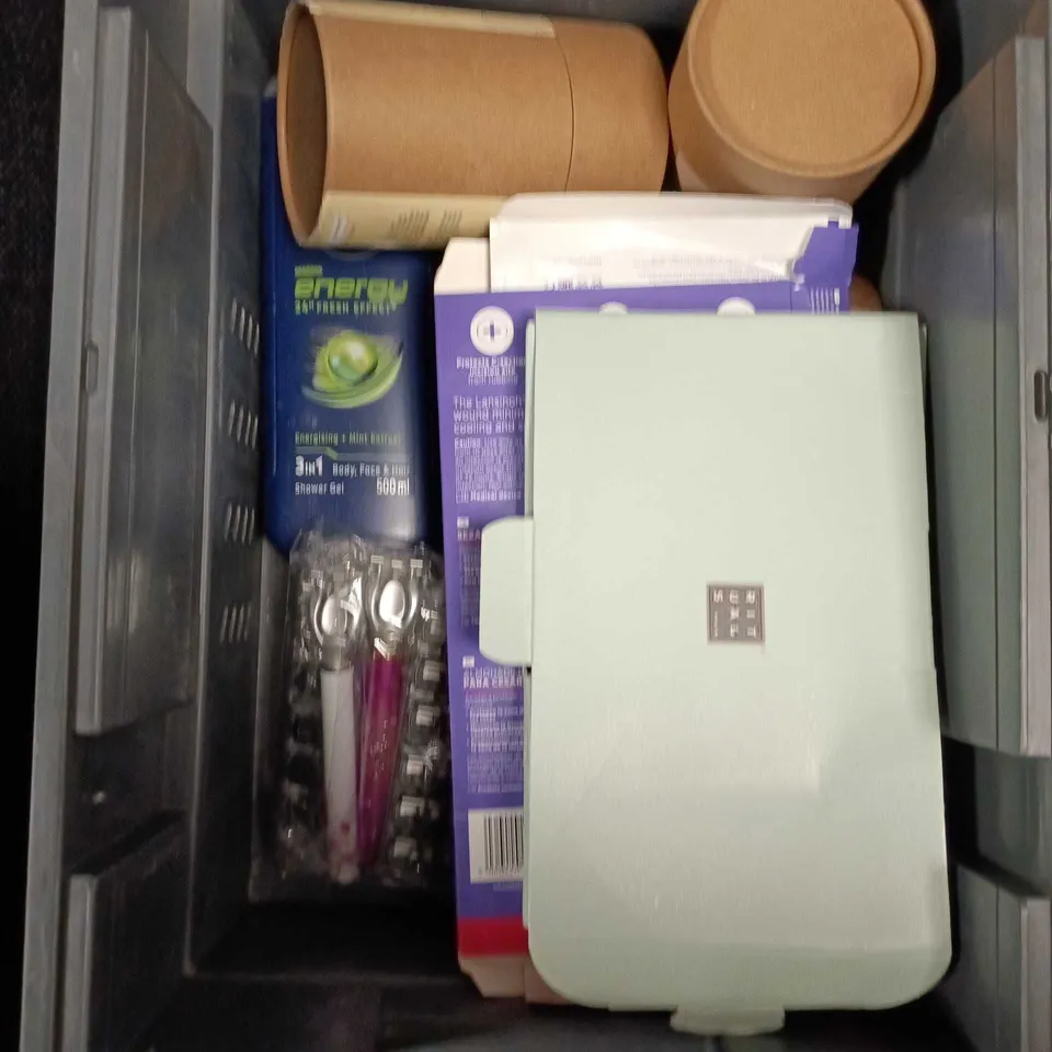 TOTE OF APPROXIMATELY 15 ASSORTED COSMETIC ITEMS TOO INCLUDE SHOWER STEAMERS, COLGATE AND CITRIC ACID