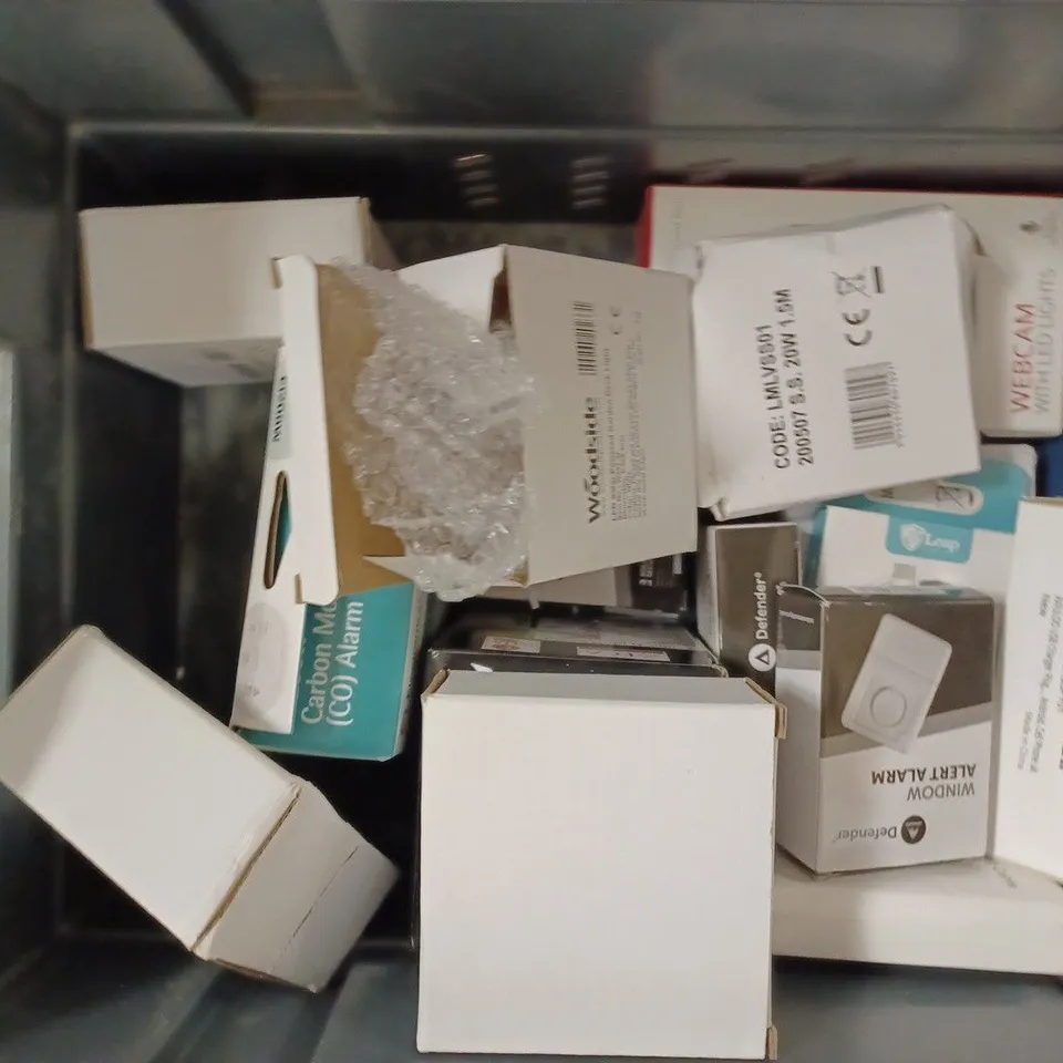 BOX OF APPROX 10 ITEMS INCLUDING MINI LEG LAMP, HEART MONITOR, CARBON MONOXIDE MONITOR
