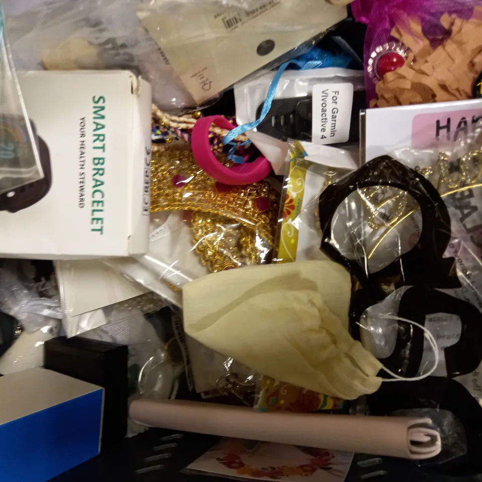 LOT OF APPROXIMATELY 20 JEWELLERY ITEMS, TO INCLUDE EARRINGS, NECKLACES, ETC