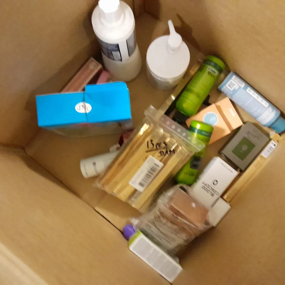 APPROXIMATELY 20 ASSORTED COSMETICS ITEMS TO INCLUDE POISON FUDGE PROFESSIONAL CATALYST 9% (1000ML), WELLA WEELOXON PERFECT (1000ML), URIAGE BARIESUN ENFANTS SPF 50+ SPRAY 200ML + ANTI-UV T-SHIRT 3/5 