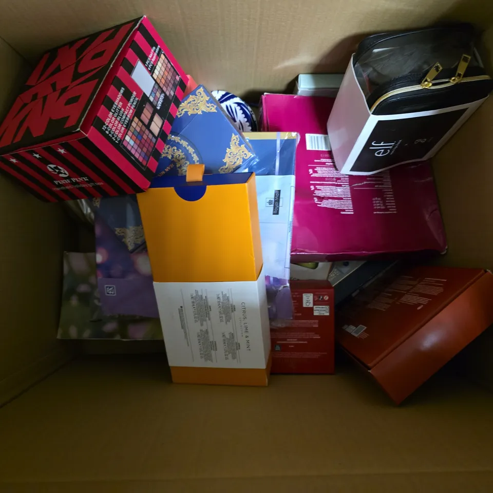 APPROXIMATELY 12 ASSORTED BOXES COSMETICS ITEMS TO INCLUDE A LITTLE SOMETHING BODY WASH COLLECTION, PIXIE PINK EYESHADOWS, BAYLIS & HARDING TRAVEL ESSENTIALS, ETC