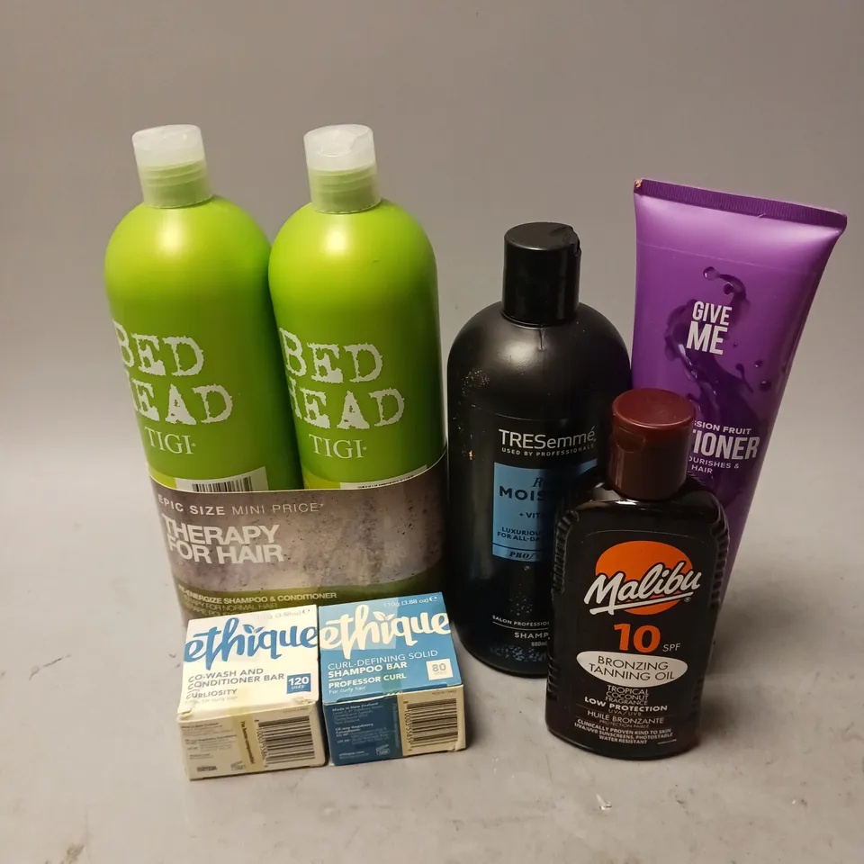 BOX OF APPROXIMATELY 10 COSMETIC ITEMS TO INCLUDE - BEDHEAD URBAN ANTIDOTES SHAMPOO AND CONDITIONER - ETHIQUE CURL DEFINING SHAMPOO BAR - GIVE ME CONDITIONER - ETC