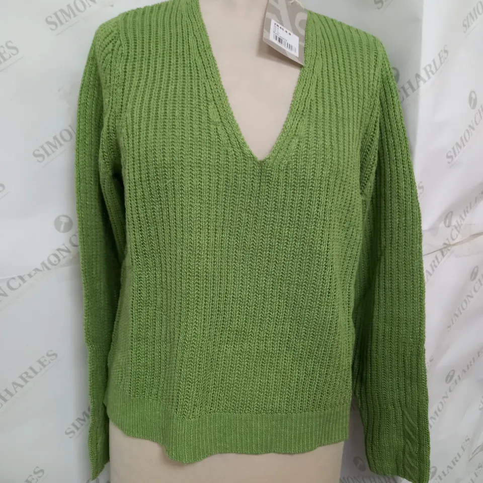 WRAP LONDON V-NECK CROP TEXTURED TOP IN SOFT APPLE - UK 8