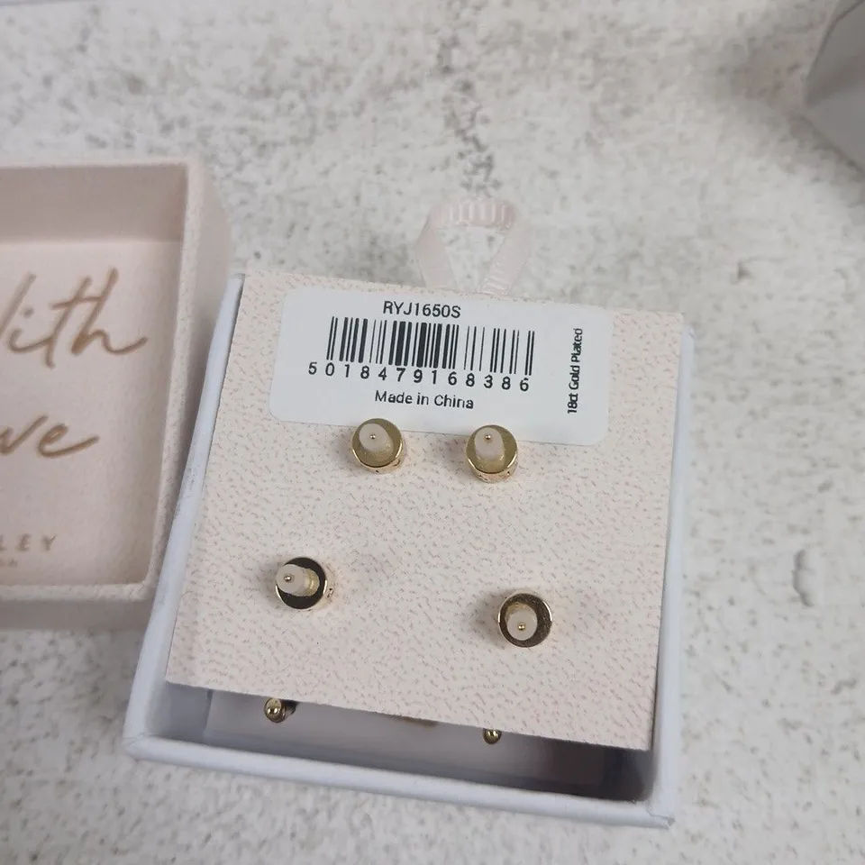 RADLEY LONDON JEWELLERY SET – GOLD-TONE STUD EARRINGS AND SMALL HOOP EARRINGS