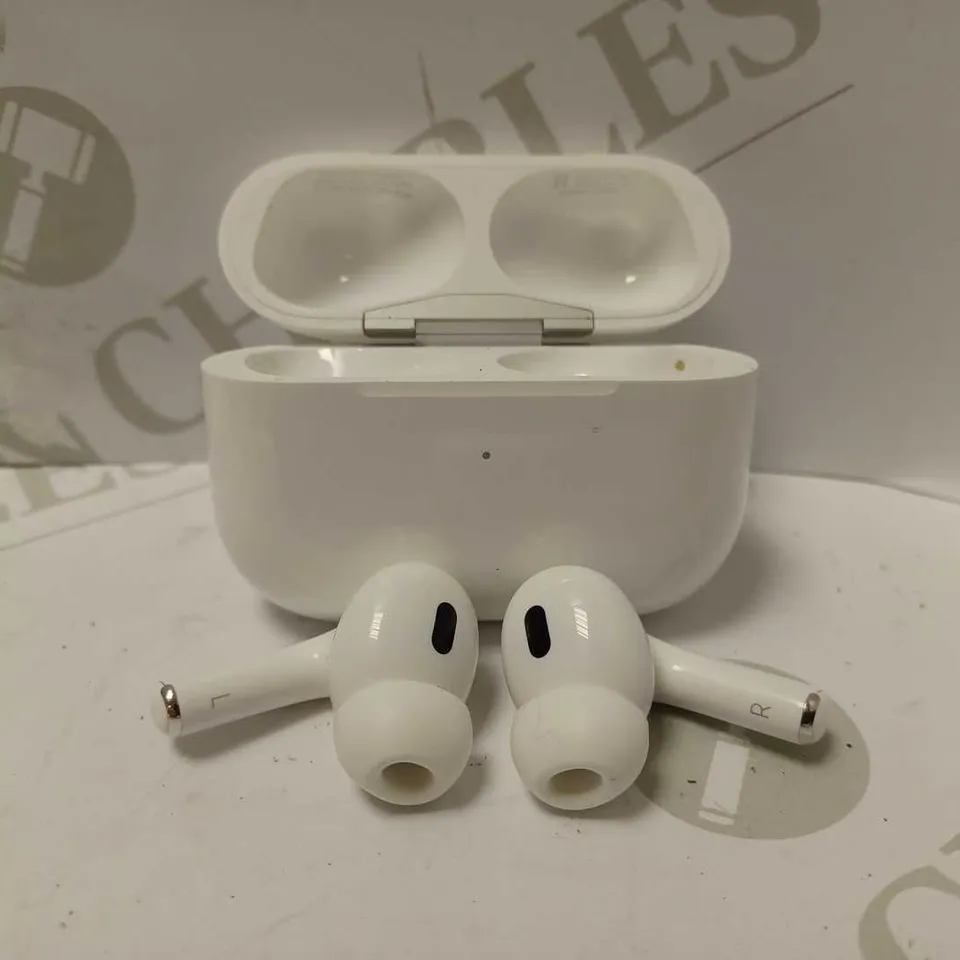 AIRPODS PRO (2ND GENERATION) MAGSAFE CHARGING CASE: A2700