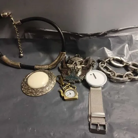 APPROXIMATELY 15 ASSORTED JEWELLERY ITEMS TO INCLUDE - NECKLACE , WATCH , BRACELET ETC