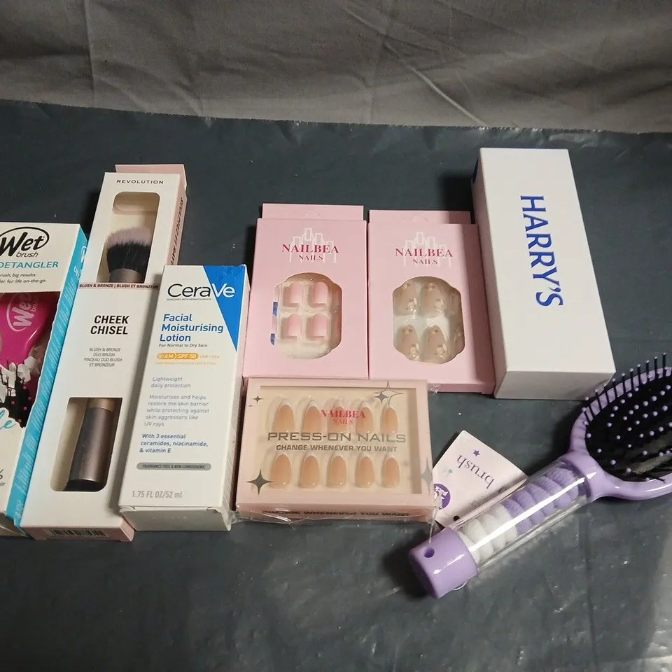 APPROXIMATELY 15 ASSORTED HEALTH & BEAUTY PRODUCTS TO INCLUDE HAIR BRUSHES, MAKEUP BRUSH AND FALSE NAILS